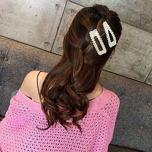 初中女孩带的网红夹子,初中女孩演绎时尚新风尚