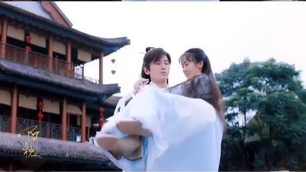 网红公主抱人物是谁,揭秘网络红人背后的温馨瞬间