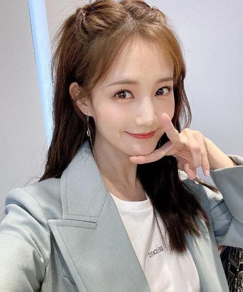 李一桐 网红,从网红到明星，青春活力偶像的成长之路